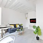 Pantheon Luxurious Studio Apartment-2P-Free Netflix